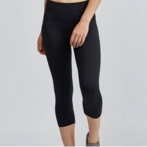 NWT Bandier Center Stage Black High Waist Capri Athletic Leggings
